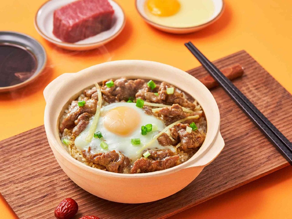 窝蛋牛肉煲仔饭